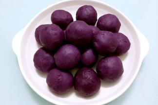 把所有的鸭蛋黄全部包好备用