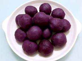 把所有的鸭蛋黄全部包好备用