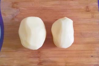 土豆两个洗净去皮，然后切细丝；
