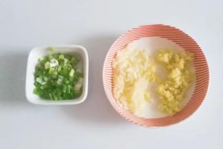 准备蒜蓉，姜末和葱花备用；
