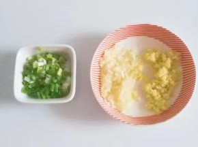 准备蒜蓉，姜末和葱花备用；
