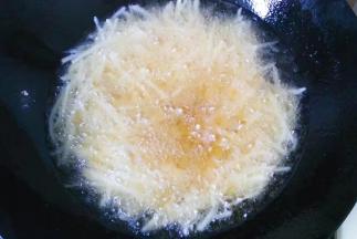 锅中倒入适量油，六七成热时倒入土豆丝开始炸，中途要用筷子不断翻拨；（量多可分多次炸，我分两次炸的）