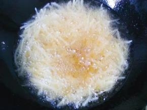锅中倒入适量油，六七成热时倒入土豆丝开始炸，中途要用筷子不断翻拨；（量多可分多次炸，我分两次炸的）