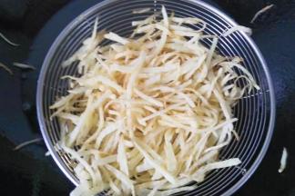 炸至金黄硬挺时捞起控油；（因为土豆含水份，炸的时间稍微有点长哦）
