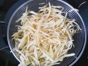 炸至金黄硬挺时捞起控油；（因为土豆含水份，炸的时间稍微有点长哦）
