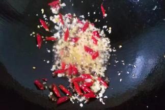 锅中留少许底油，放入蒜蓉，姜末，花椒和干红辣椒段煸出香味；
