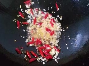 锅中留少许底油，放入蒜蓉，姜末，花椒和干红辣椒段煸出香味；
