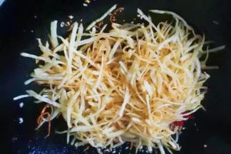 倒入炸好的土豆丝，快速翻炒几下；