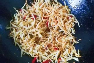 然后调入适量椒盐和少许白糖翻炒均匀，最后洒葱花炒匀起锅；