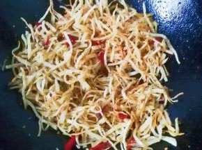 然后调入适量椒盐和少许白糖翻炒均匀，最后洒葱花炒匀起锅；