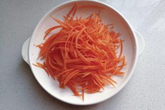 胡萝卜洗净去皮擦丝，或切细丝；