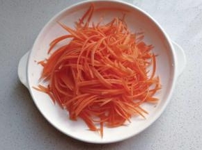 胡萝卜洗净去皮擦丝，或切细丝；