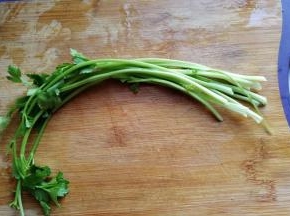 香芹少许，洗净去掉叶子；