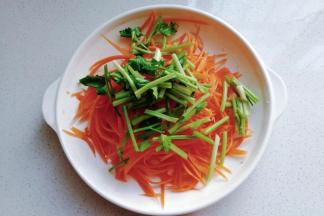 香芹切小段放入胡萝卜丝中；