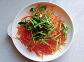 香芹切小段放入胡萝卜丝中；