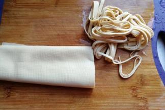 豆腐皮一张切细丝；