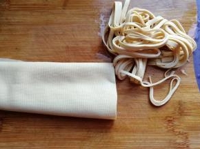 豆腐皮一张切细丝；