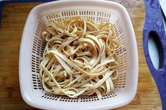 切好后过水冲洗沥干备用；