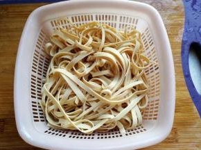 切好后过水冲洗沥干备用；