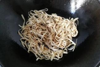 调入少许盐，生抽，醋翻炒一会儿；