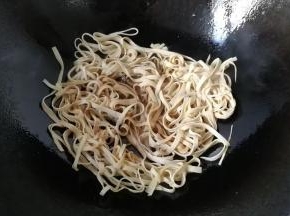 调入少许盐，生抽，醋翻炒一会儿；