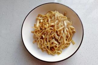 炒均匀后盛起备用；