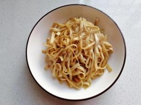 炒均匀后盛起备用；