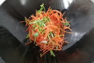 锅中再入少许油，下胡萝卜丝翻炒一下；