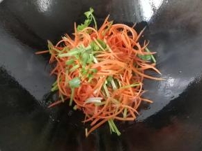 锅中再入少许油，下胡萝卜丝翻炒一下；