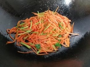 调入少许盐，点一点水炒至胡萝卜丝变软；