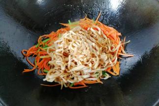 再加入豆腐皮一起翻炒均匀；