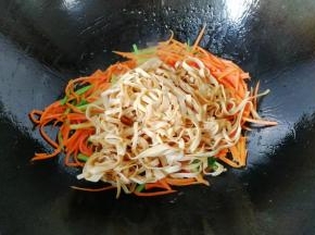 再加入豆腐皮一起翻炒均匀；