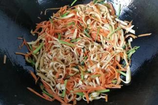 最后调入少许蚝油，胡椒，鸡精炒均匀即可起锅；