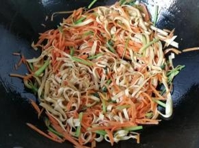 最后调入少许蚝油，胡椒，鸡精炒均匀即可起锅；