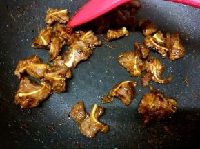 翻炒至二面金黄