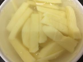 土豆切段，用水泡着