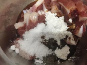 加入蚝油、酱油、砂糖、玉米淀粉