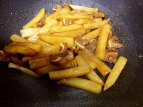 盖上锅盖焖煮至收汁即可