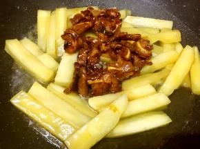 倒入没过土豆一半多点的水