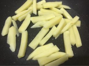 锅里倒入适量油，下土豆翻炒一下，放入鲍汁翻炒均匀