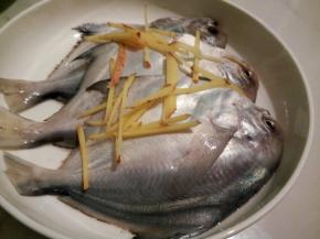 把鲳鱼放碗里，加生姜丝少许