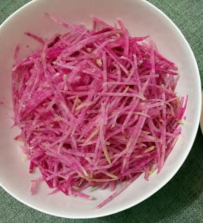 将萝卜用擦板擦成细丝