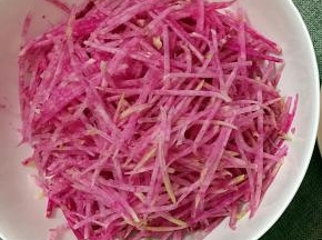 将萝卜用擦板擦成细丝