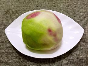 心里美萝卜洗净去皮。