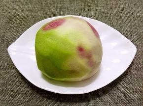 心里美萝卜洗净去皮。