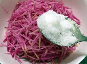 萝卜丝里放入白糖