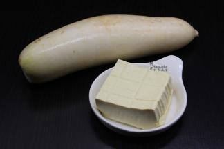 准备食材：白萝卜、豆腐；