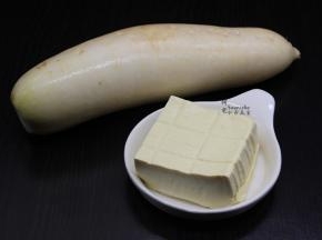 准备食材：白萝卜、豆腐；