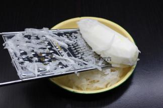 白萝卜去皮，用刨子刨成丝；