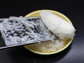 白萝卜去皮，用刨子刨成丝；